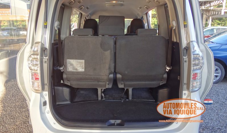 
								TOYOTA VOXY AÑO 2010 full									