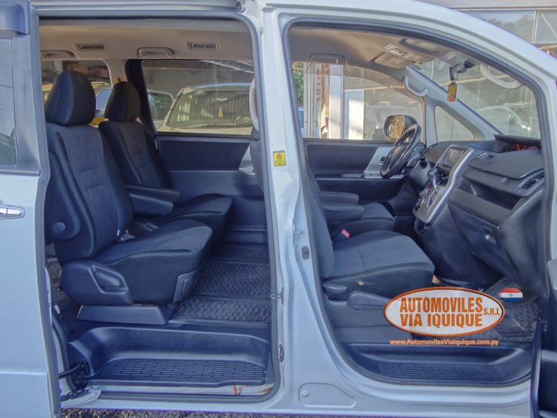 
								TOYOTA VOXY AÑO 2010 full									