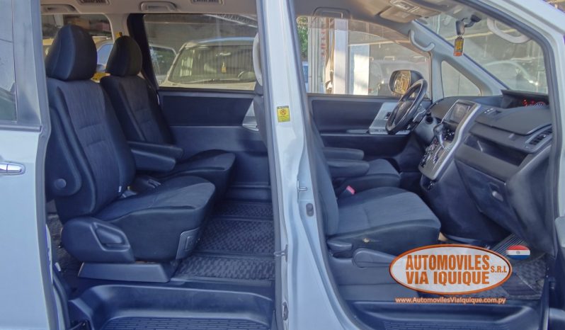 
								TOYOTA VOXY AÑO 2010 full									