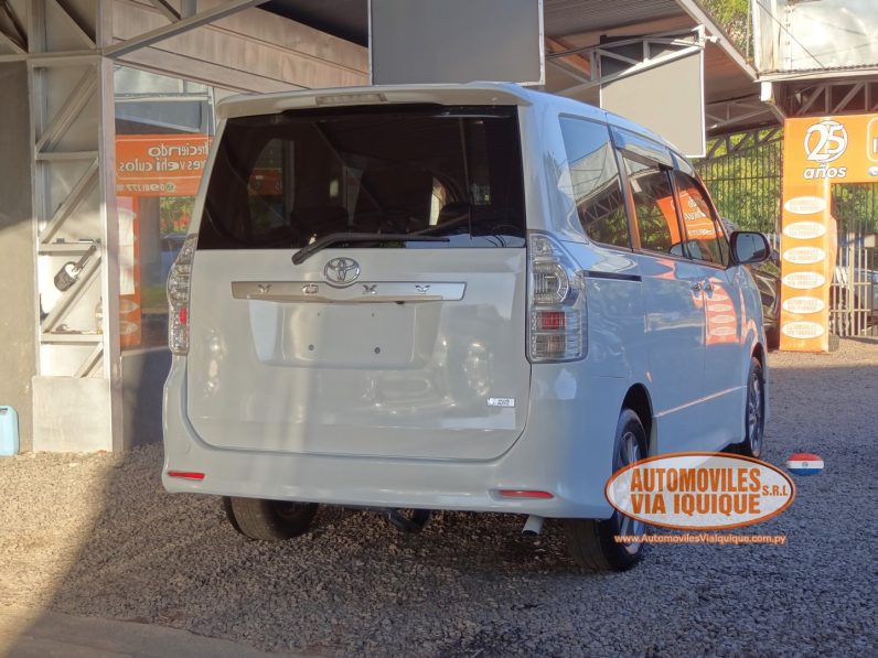
								TOYOTA VOXY AÑO 2010 full									