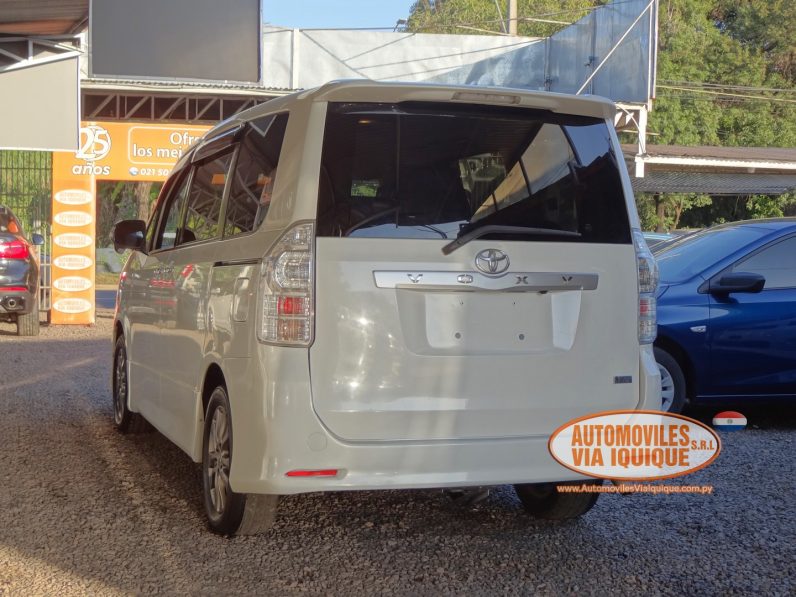 
								TOYOTA VOXY AÑO 2010 full									