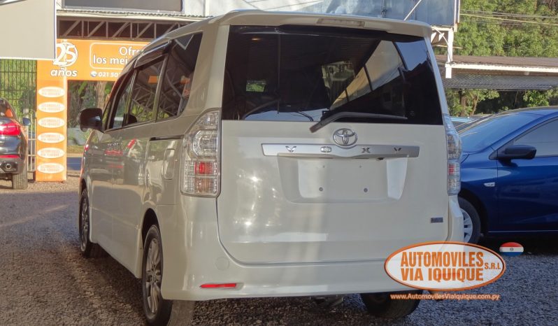 
								TOYOTA VOXY AÑO 2010 full									