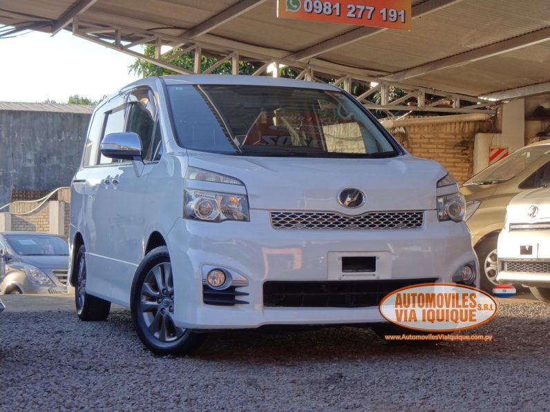 
								TOYOTA VOXY AÑO 2010 full									