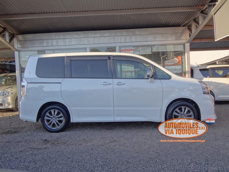 
								TOYOTA VOXY AÑO 2010 full									