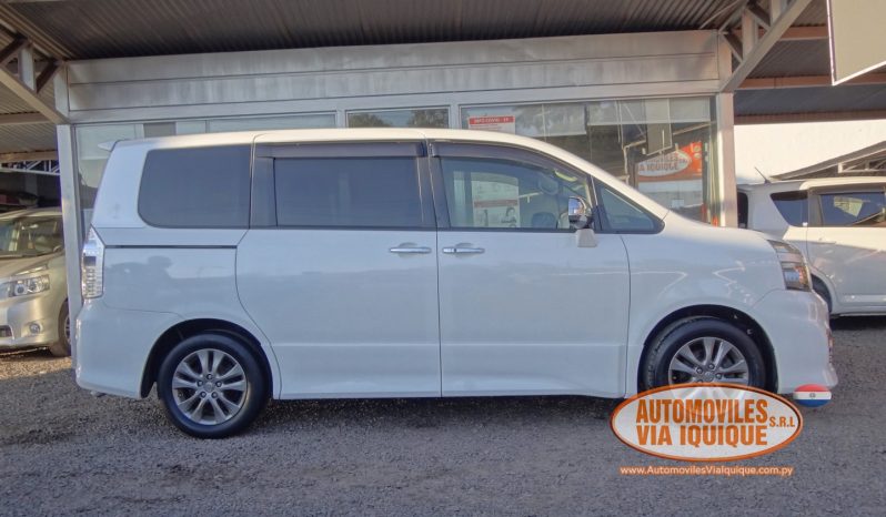 
								TOYOTA VOXY AÑO 2010 full									