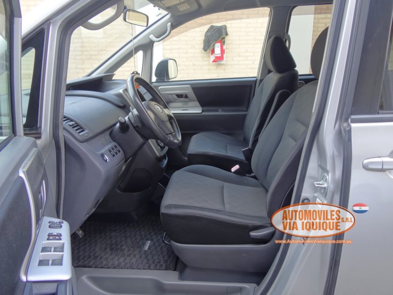 
								TOYOTA NOAH AÑO 2008 full									