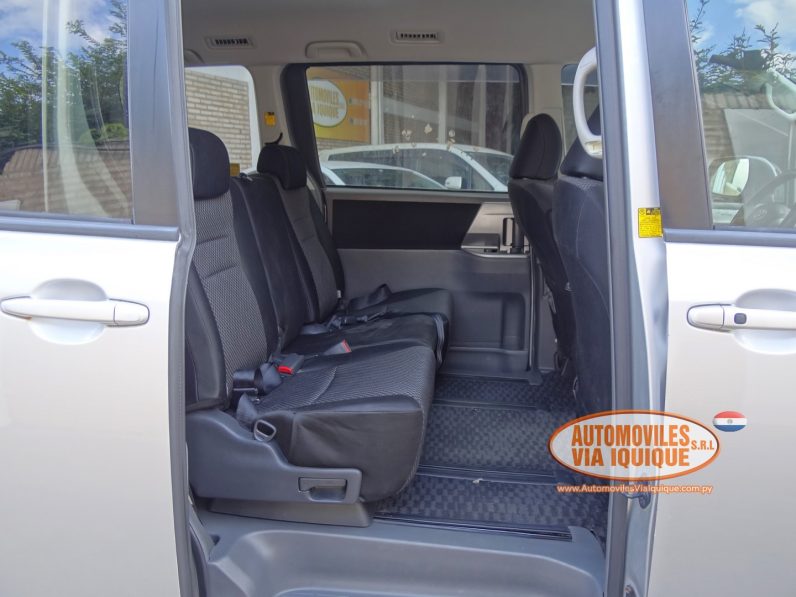 
								TOYOTA NOAH AÑO 2008 full									