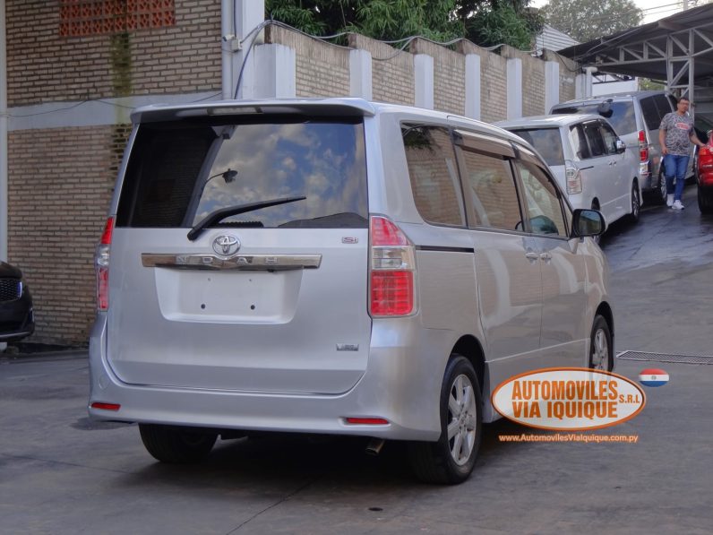 
								TOYOTA NOAH AÑO 2008 full									