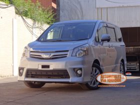 TOYOTA NOAH AÑO 2010