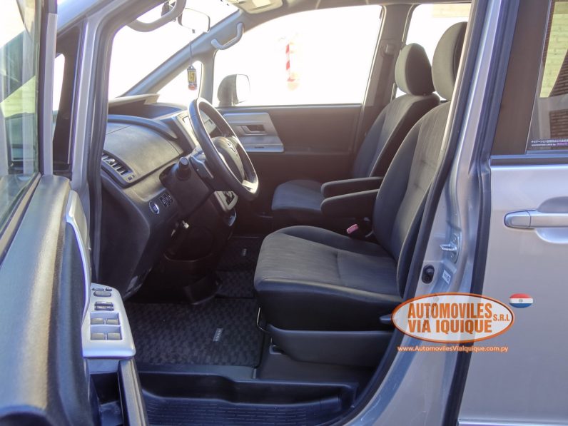 
								TOYOTA NOAH AÑO 2010 full									