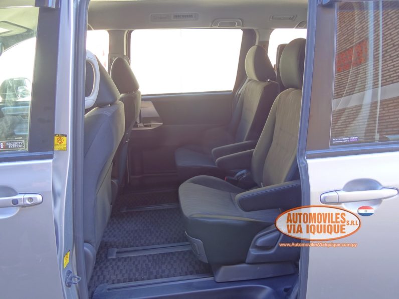 
								TOYOTA NOAH AÑO 2010 full									