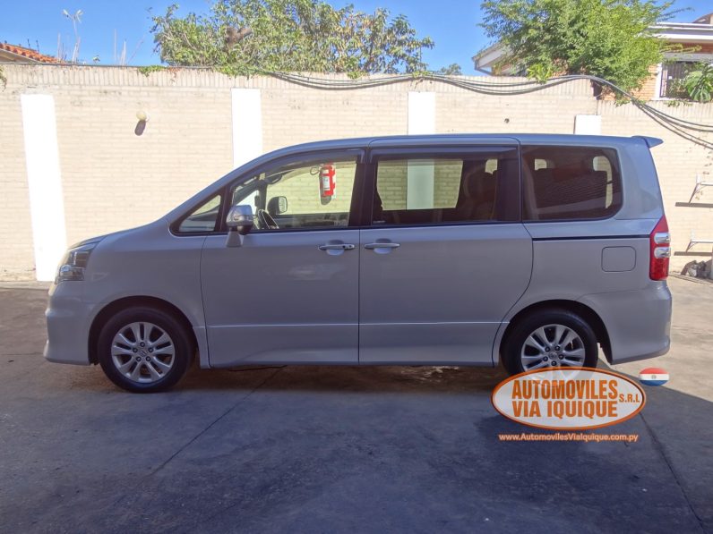 
								TOYOTA NOAH AÑO 2010 full									