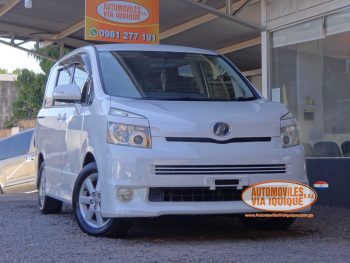 TOYOTA VOXY AÑO 2008