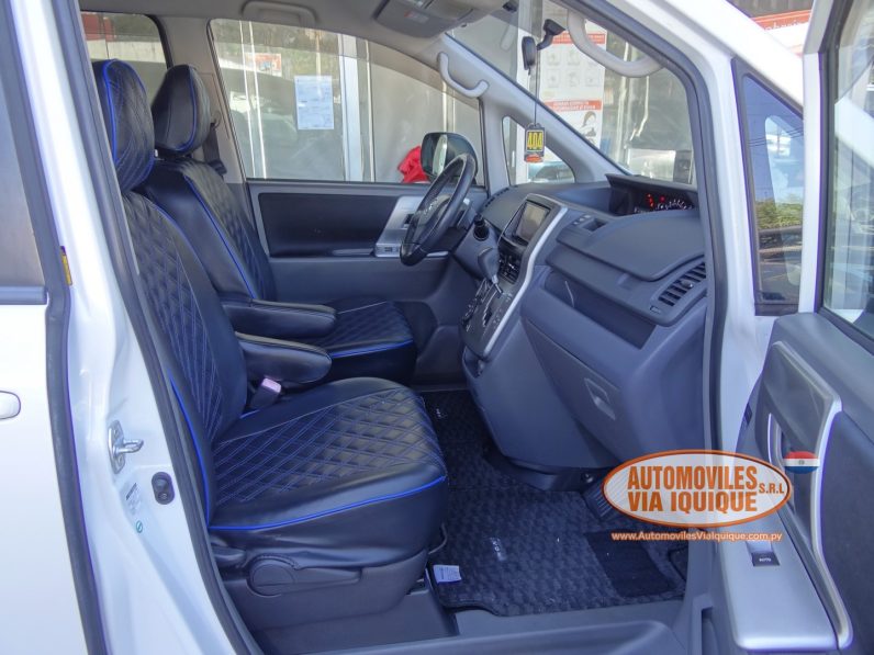 
								TOYOTA VOXY AÑO 2008 full									
