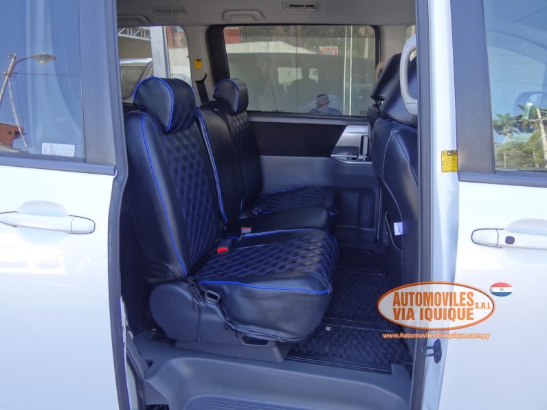 
								TOYOTA VOXY AÑO 2008 full									
