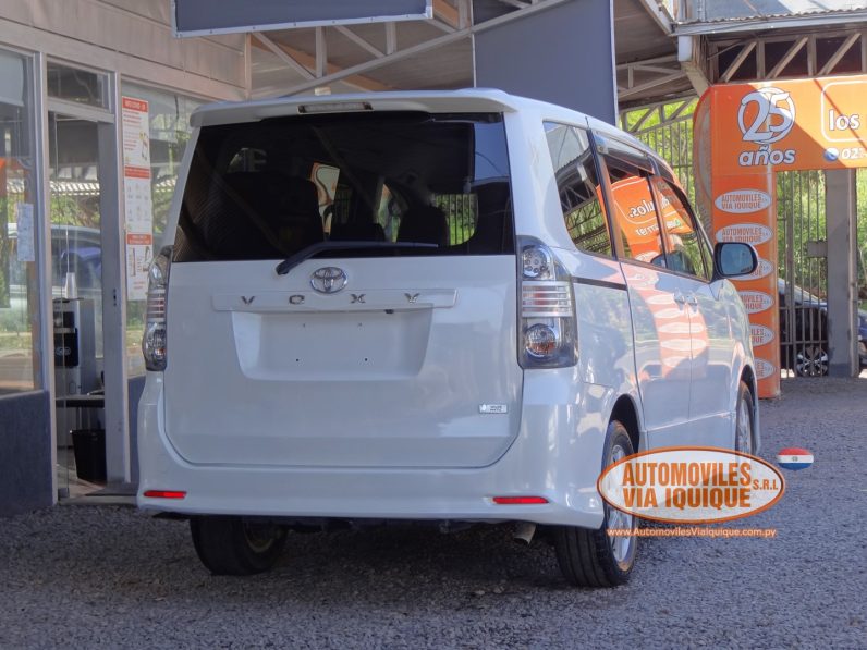 
								TOYOTA VOXY AÑO 2008 full									