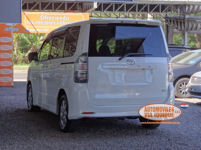 
								TOYOTA VOXY AÑO 2008 full									