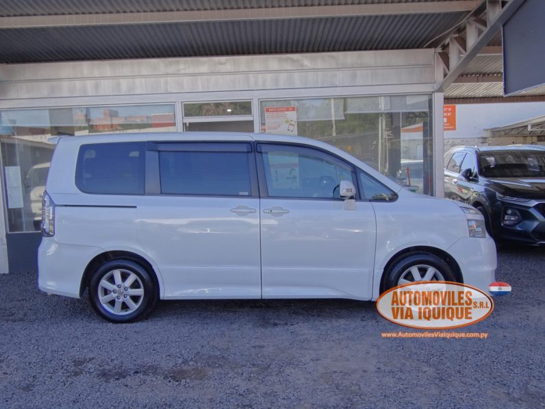 
								TOYOTA VOXY AÑO 2008 full									