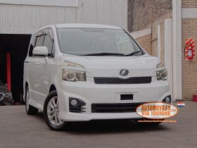 TOYOTA VOXY AÑO 2010