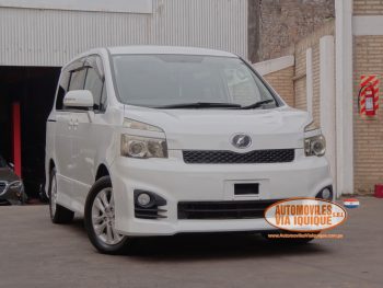 TOYOTA VOXY AÑO 2010