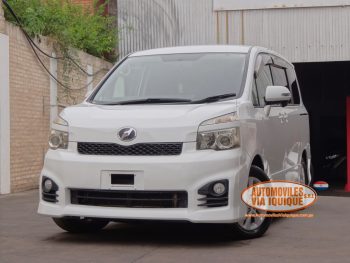 TOYOTA VOXY AÑO 2010
