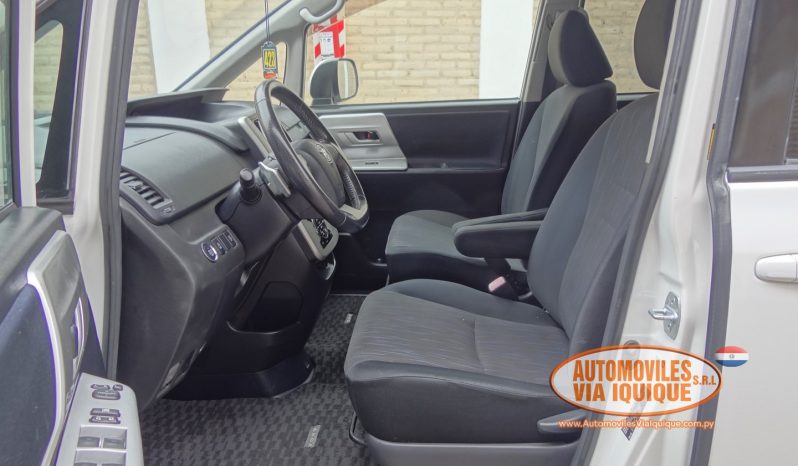 
								TOYOTA VOXY AÑO 2010 full									