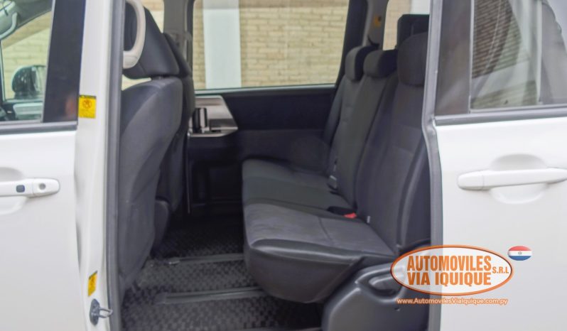 
								TOYOTA VOXY AÑO 2010 full									