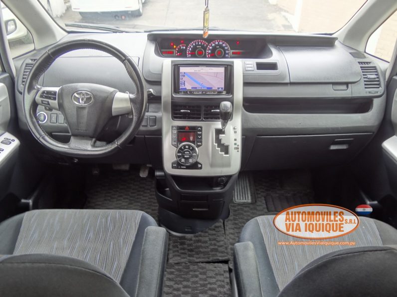 
								TOYOTA VOXY AÑO 2010 full									