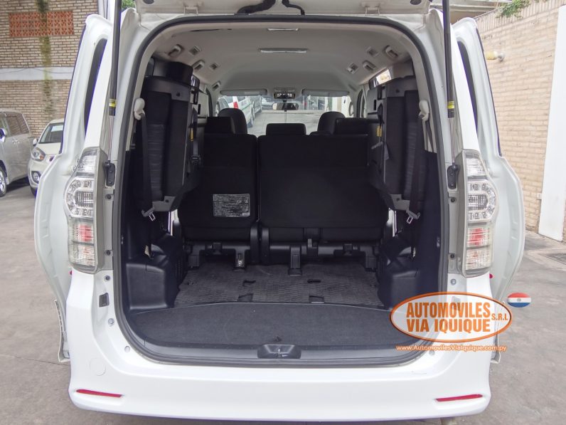 
								TOYOTA VOXY AÑO 2010 full									
