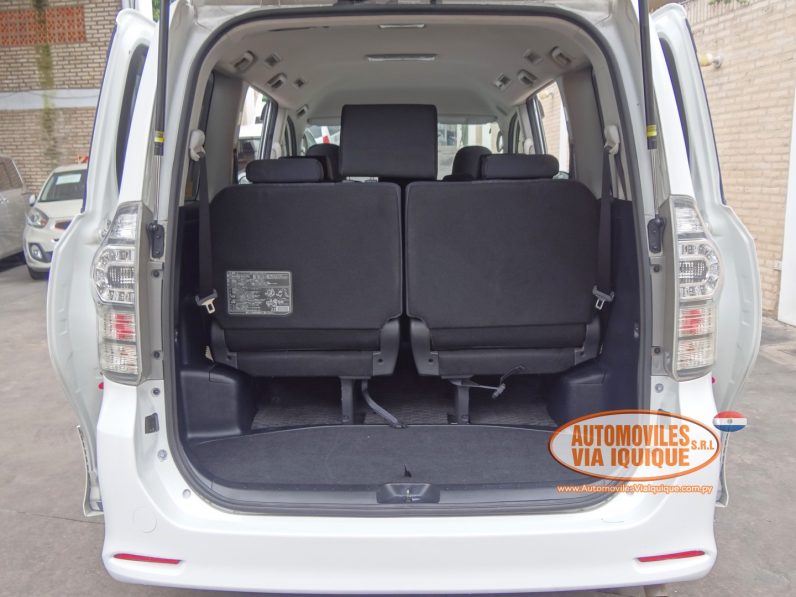 
								TOYOTA VOXY AÑO 2010 full									