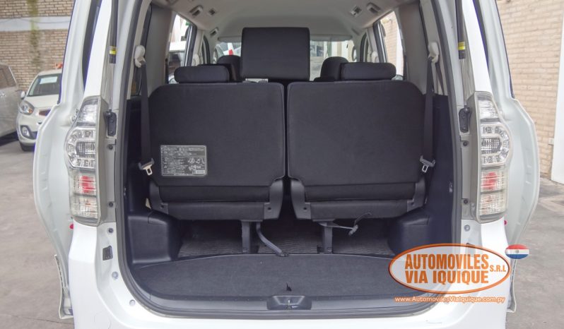 
								TOYOTA VOXY AÑO 2010 full									