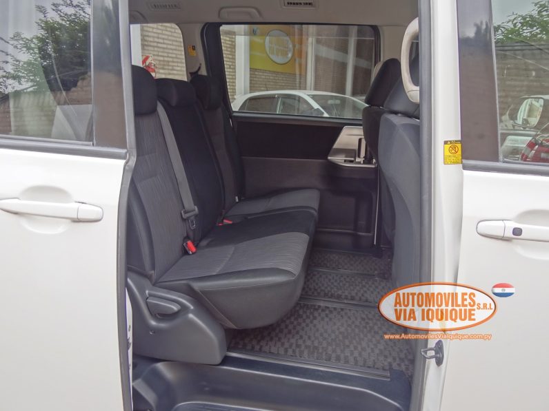 
								TOYOTA VOXY AÑO 2010 full									