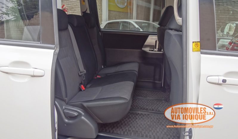 
								TOYOTA VOXY AÑO 2010 full									