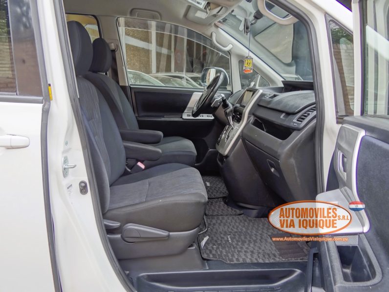 
								TOYOTA VOXY AÑO 2010 full									