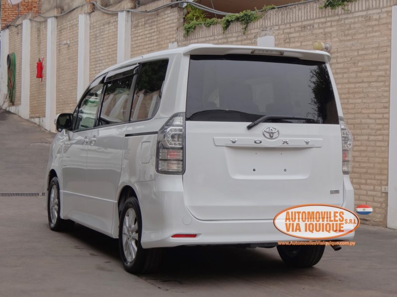 
								TOYOTA VOXY AÑO 2010 full									