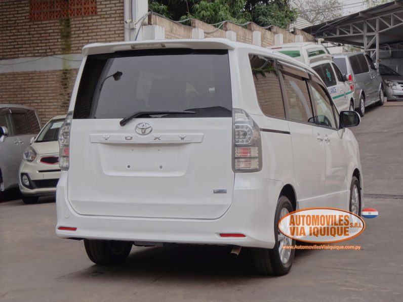 
								TOYOTA VOXY AÑO 2010 full									