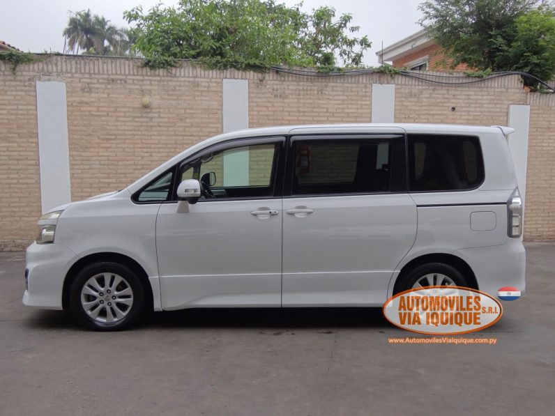 
								TOYOTA VOXY AÑO 2010 full									