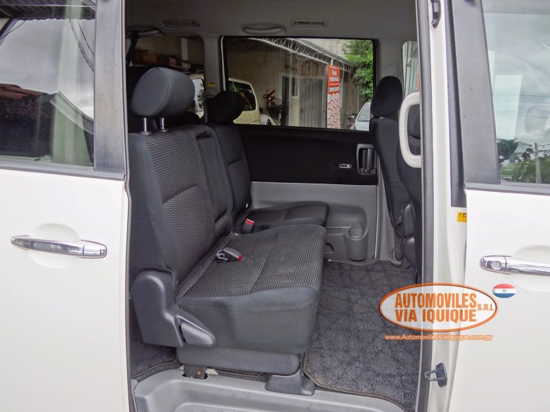 
								TOYOTA VOXY AÑO 2006 full									