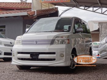 TOYOTA VOXY AÑO 2006