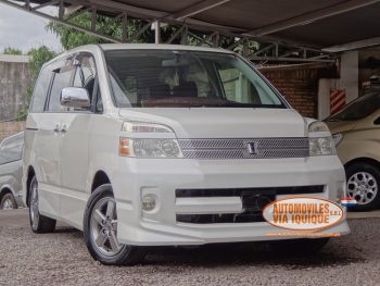 TOYOTA VOXY AÑO 2006