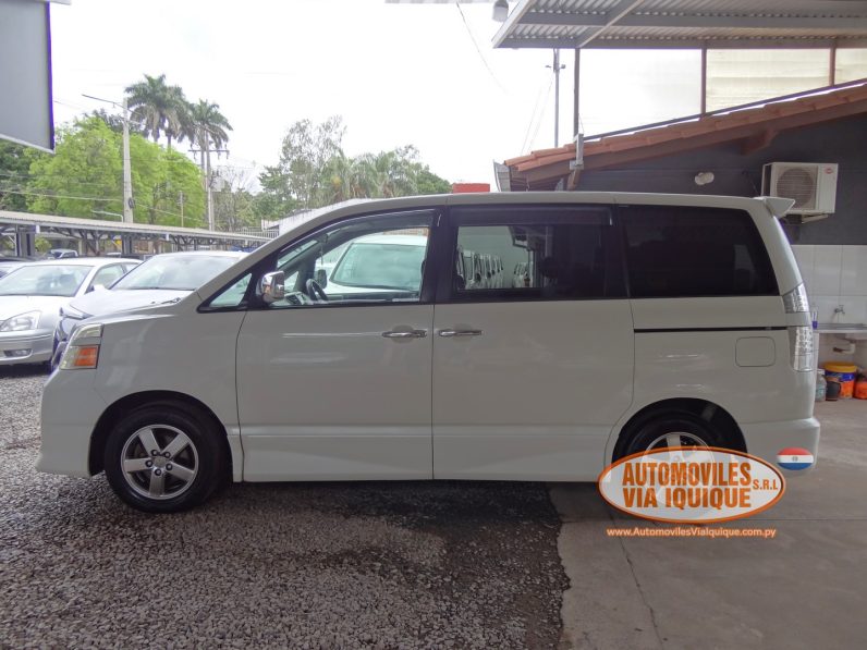 
								TOYOTA VOXY AÑO 2006 full									