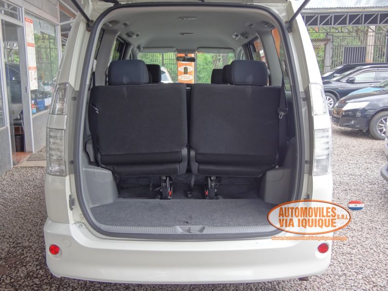 
								TOYOTA VOXY AÑO 2006 full									